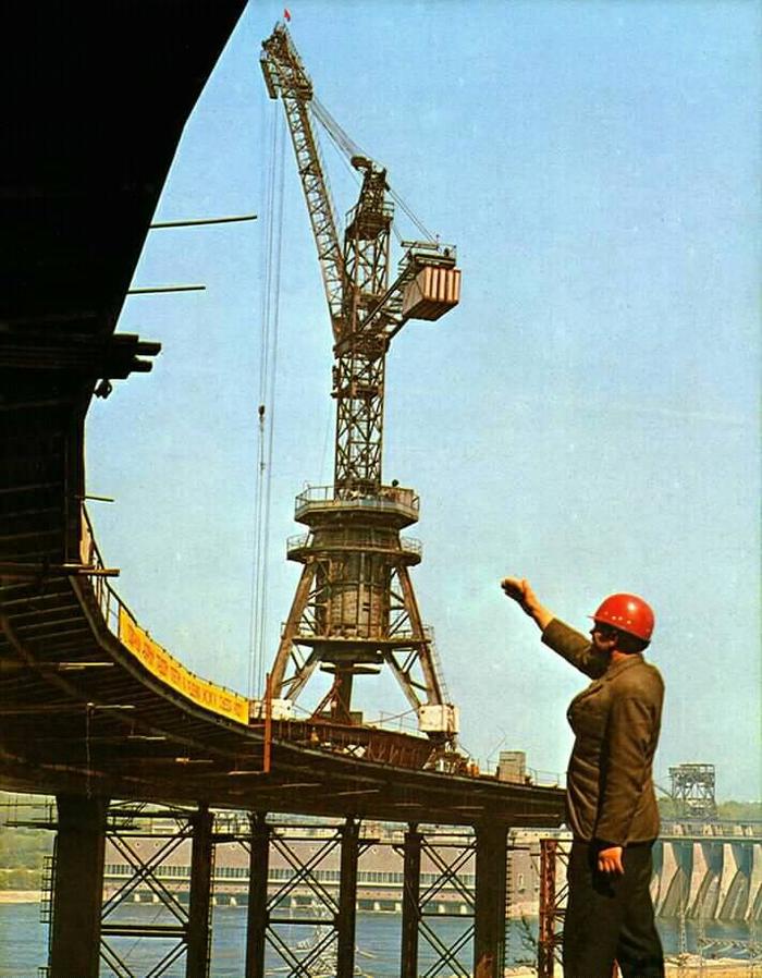 Строительство эстакады над шлюзами на плотину ДнепроГЭС 1978 год. Запорожье. Запорожье, Днепрогэс, Фотография, Ретро