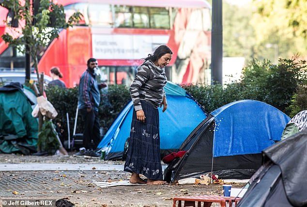 Homeless migrants have reached the prestigious London district of the rich Mayfair - Migrants, London, Homeless, Longpost