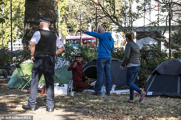 Homeless migrants have reached the prestigious London district of the rich Mayfair - Migrants, London, Homeless, Longpost