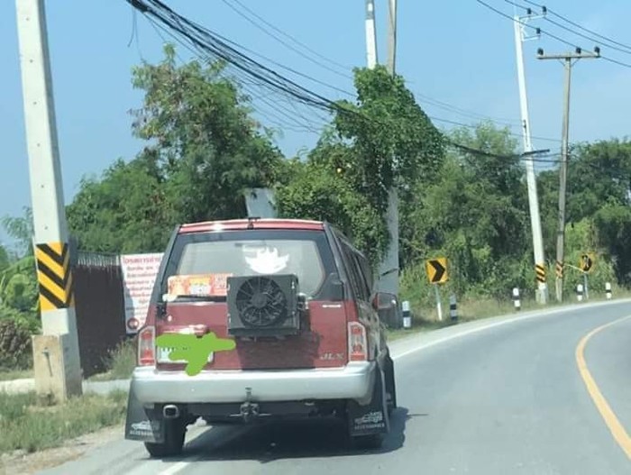 When the stock air conditioner can't handle the heat... - Bus, Air conditioner, Heat, Longpost, Road, Thailand