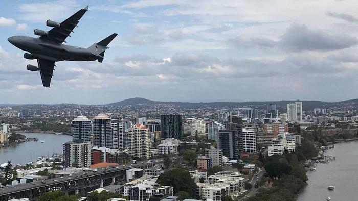 «Похулиганить» в городе на Boeing C-17 Globemaster - Авиация, Австралия, Фестиваль, c-17 Globemaster III, Вертикальное видео, Видео, Длиннопост