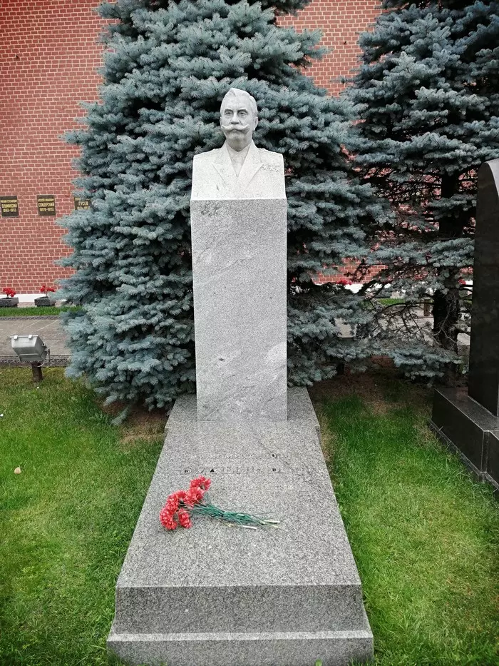 Graves of legendary figures. Necropolis near the Kremlin wall in Moscow. - My, Necropolis, Stalin, Yuri Gagarin, Prominent figures, To be remembered, Longpost