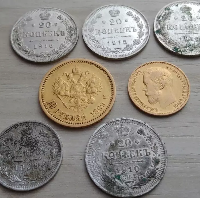 A comrade under the floor of a village house found gold and silver coins that his ancestor had hidden. - My, Treasure, Gold, Ancient coins, Yandex Zen