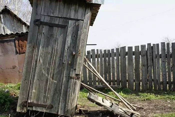 Rural toilet. - Black humor, Toilet, Fear