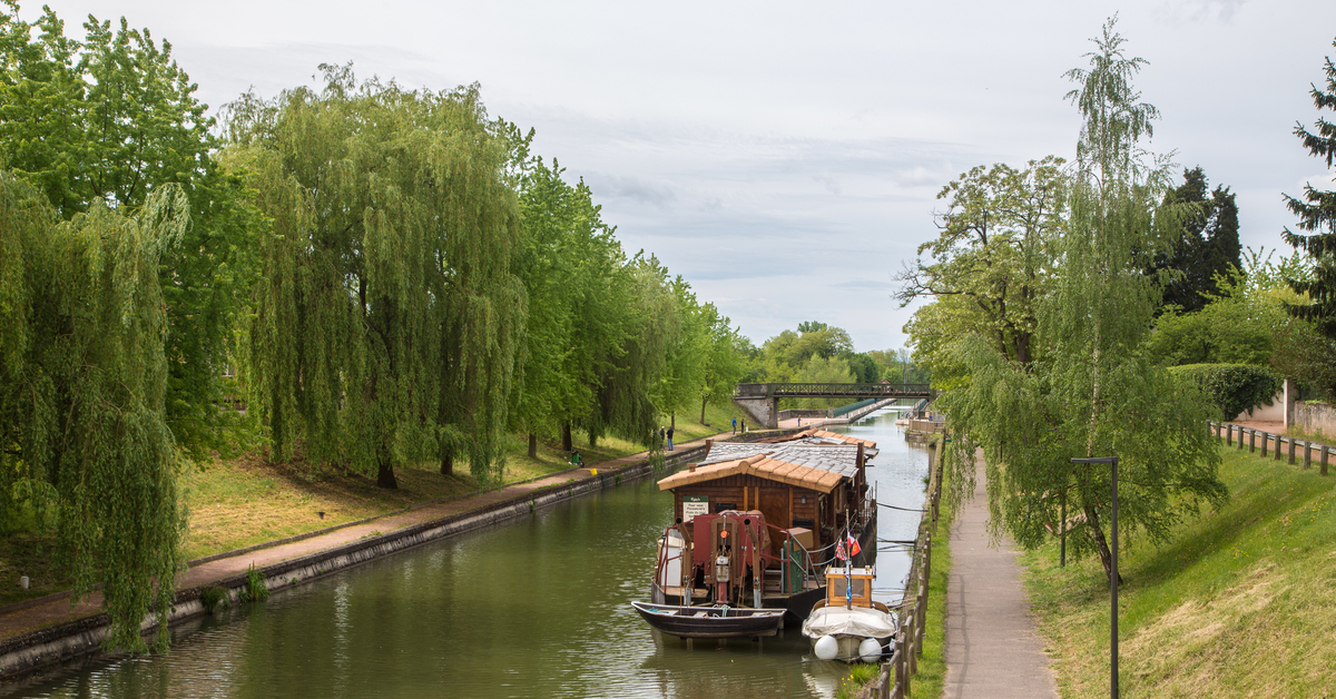 Canal france. Баржи Германия-Франция. На барже по каналам Франции. Баржи в каналах Германии. Путешествие по каналам Франции на барже.