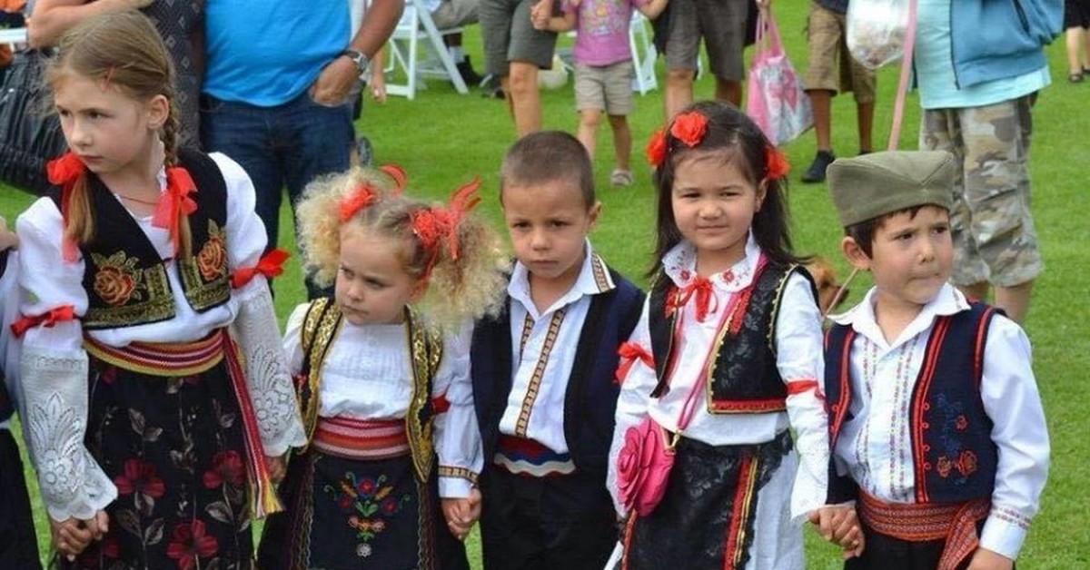 Какой час в сербии. Лужицкие сербы. Сербия национальный костюм Сербия. Сербы лужичане. Национальный костюм Сербии детский.