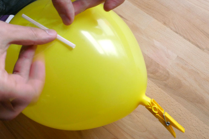 Как надувать шары через трубочку