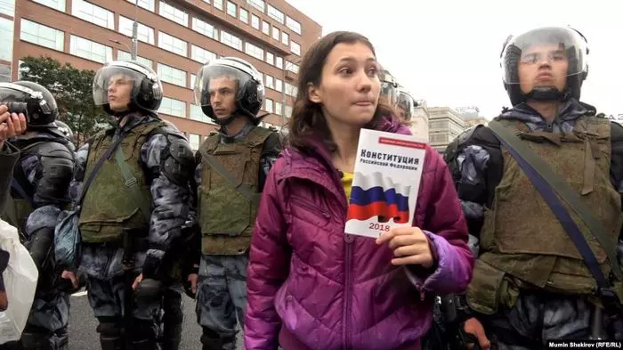 Olya Constitution makes noise at Moscow State University - Olga Misik, MSU, Politics, Video