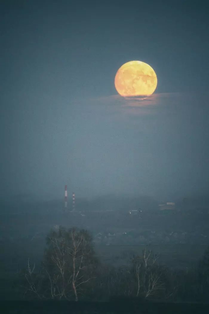 Full moon and calm - My, The photo, Landscape, Town, moon, Smog, Calm, Fuck aesthetics, Evening