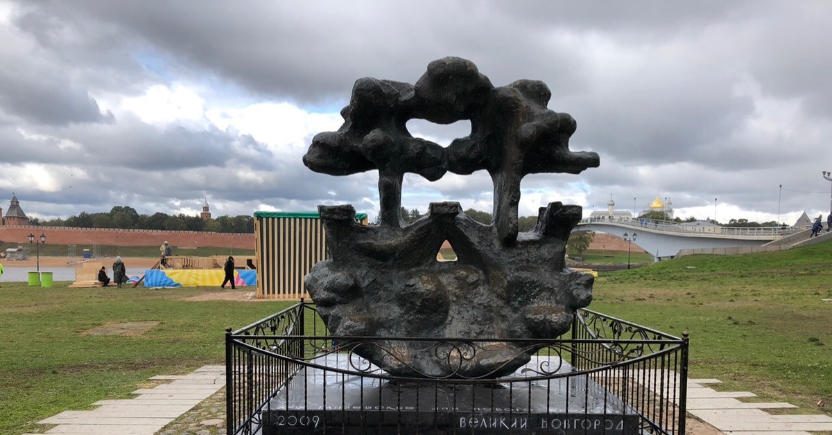 Памятники великого новгорода. Ганзейский памятник в Великом Новгороде. Ганзейский знак в Великом Новгороде. Вел Новгород памятник Ганзейский. Памятник Ганзейский знак Великий Новгород.