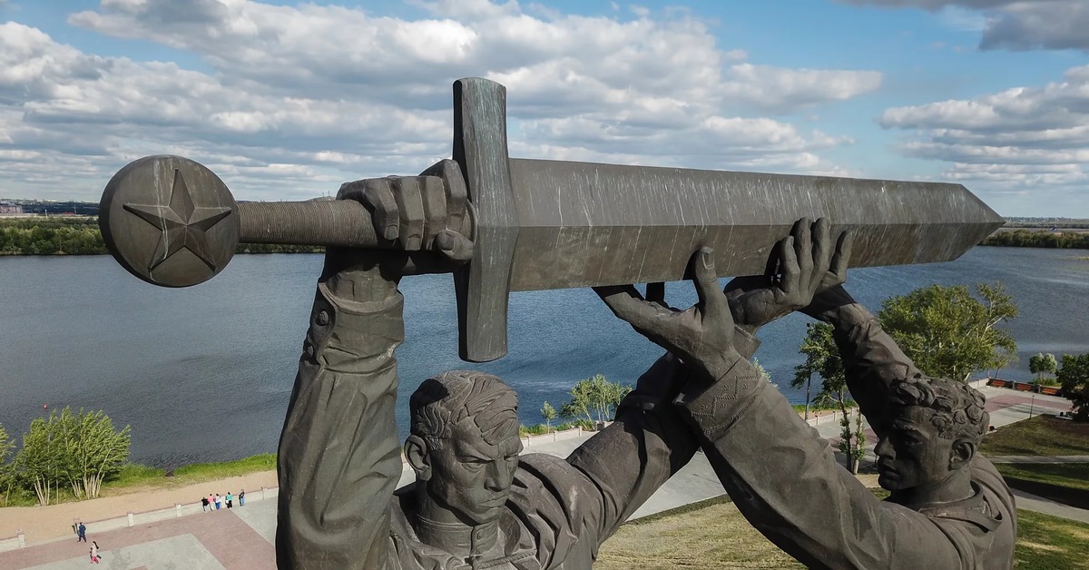 Памятник тыла. Парк тыл фронту Магнитогорск. Магнитогорск набережная тыл фронту. Магнитогорск парк Победы памятник. Парк возле тыл фронту в Магнитогорске.