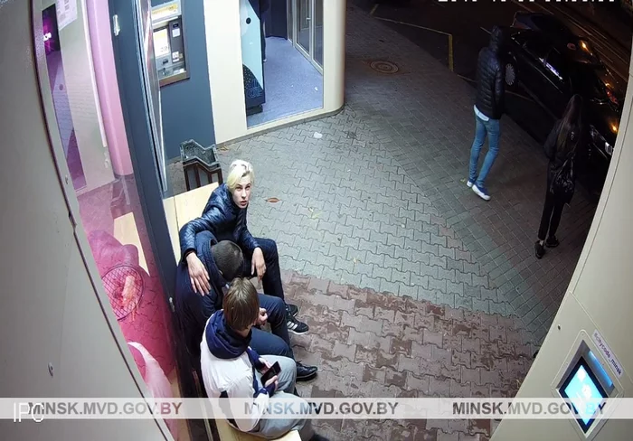 In Minsk, they are looking for thieves who robbed a drunk under cameras - Minsk, Theft, Search, Signs, Video, Longpost, Negative, Theft
