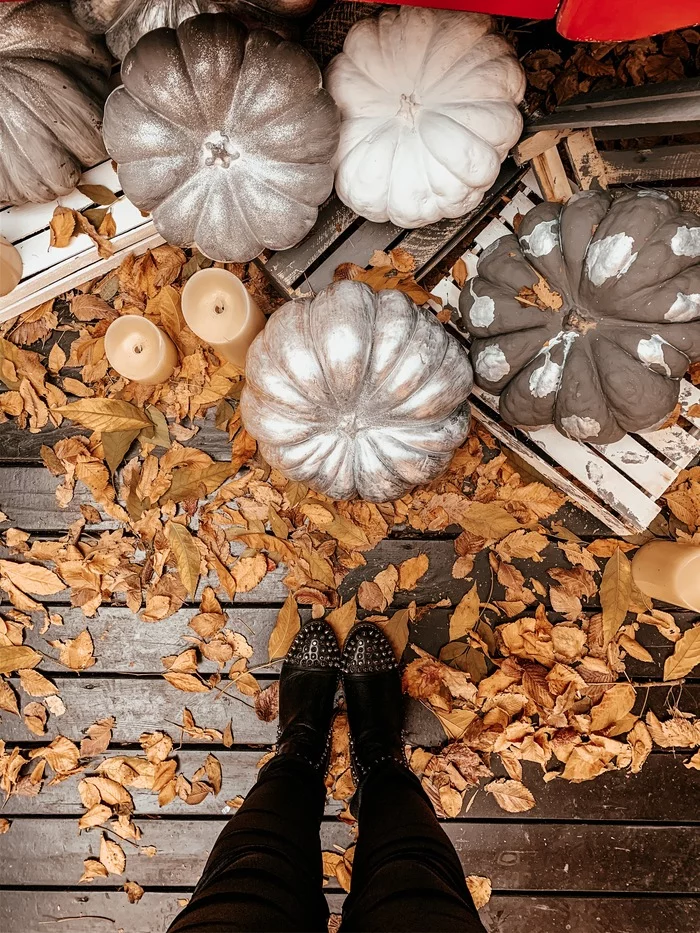 Autumn decorations on the city streets. - My, Almaty, Autumn, Autumn leaves, Photo on sneaker, Pumpkin, Halloween pumpkin, Decor, Decoration