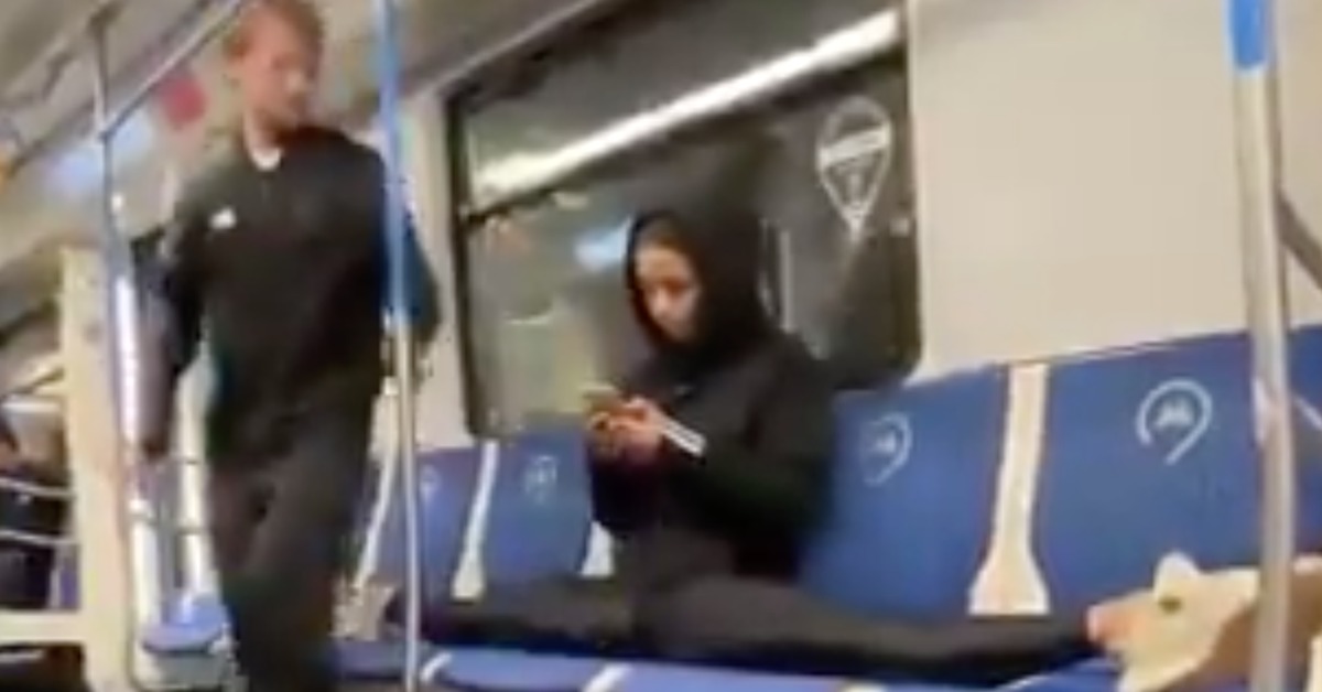 Феминистка в поезде. Шпагат в метро. Девушка сидит в метро. Парень в метро. Человек сидит в метро.