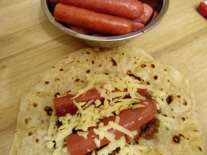 Буррито "Chili dog" Вкусно, Сытый, Легко, Сосиски, Говядина, Соус, Чеддер, Длиннопост