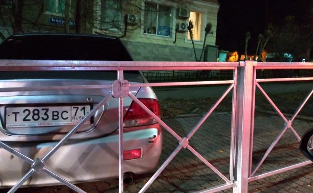 In Tula, a parked foreign car was surrounded by a fence - Tula, Tag for beauty, Workers, Idiocy