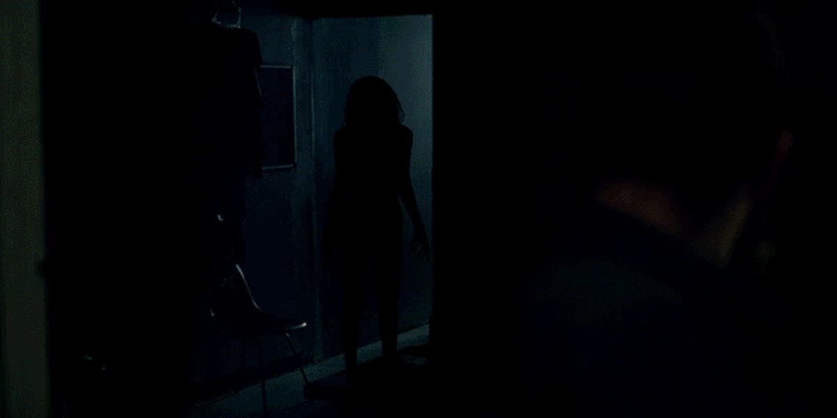 Омск отключение света. Комната в темноте хоррор. Страшное существо в темноте в комнате.