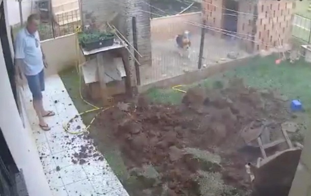 A Brazilian man blew up his yard because of cockroaches. - news, Brazil, Cockroaches, Video