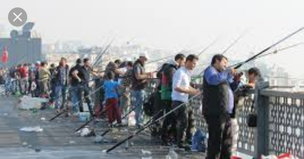 Рыбачим с моста. Стамбул рыбаки. Рыбаки на Галатском мосту. Стамбул мост рыбаков. Рыбаки на мосту в Стамбуле.