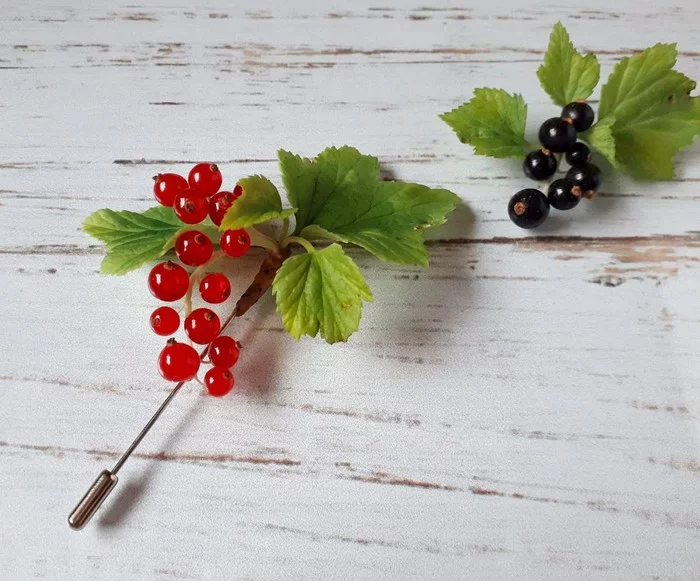 Inedible currants (berry brooches) - My, Needlework without process, Cold porcelain, Berries, Polymer clay, Currant, Brooch, Video, Longpost