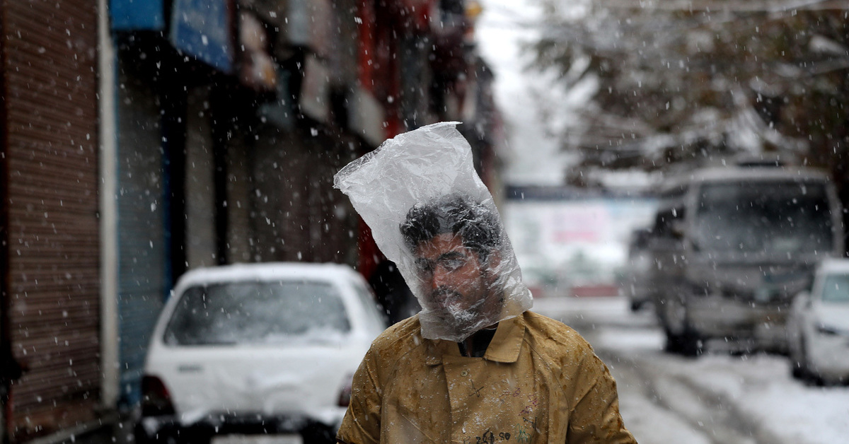 Снег на голову 2009. Целлофановый пакет на голове. Снегопад на голове. Человек весь в снегу.