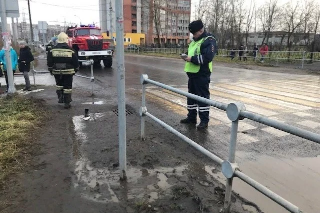 В Рыбинске школьница не глядя шагнула прямо под КамАЗ - ДТП, Рыбинск, Камаз, Девочка, Машина сбила, Пешеходный переход, Видео, Фотография