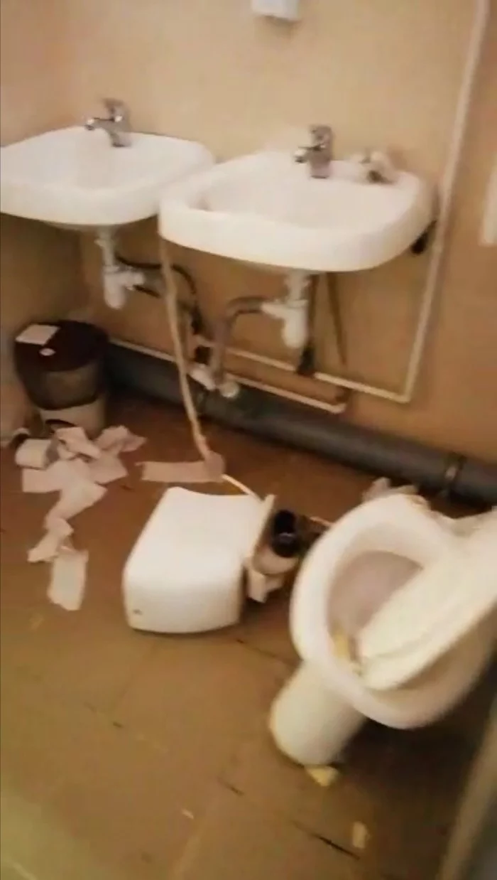 Something like this hell is going on in school toilets in Russia - My, Russia, Parasha, Rosisiya