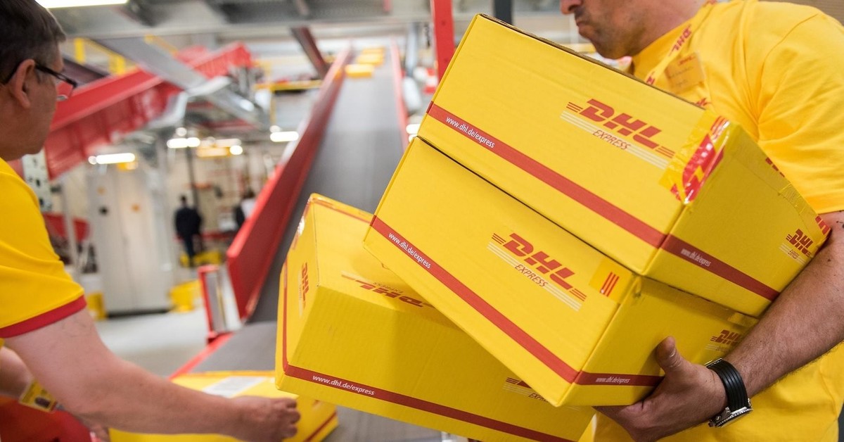 Делан доставка. DHL баннер. Флаер DHL. DHL деревянная коробка. DHL игра.