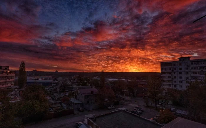 Апокалипсис на районе - Моё, Закат, Панельный дом, Уличная фотография, Длиннопост