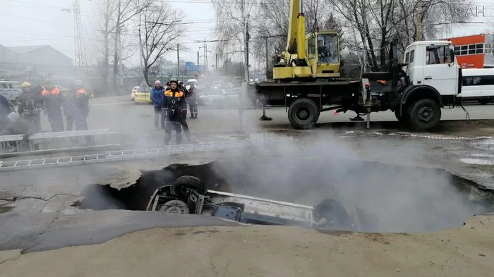 In Penza, a car fell into a pit with boiling water - Penza, news, Video, State of emergency, Boiling water, Utility services, Longpost