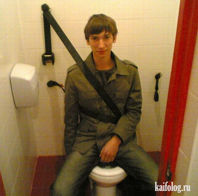 Ночью встал в туалет мужчина. Туалетная комната армия.