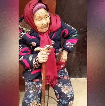 Просто 107-летняя мама даёт 84-летней дочери конфеты