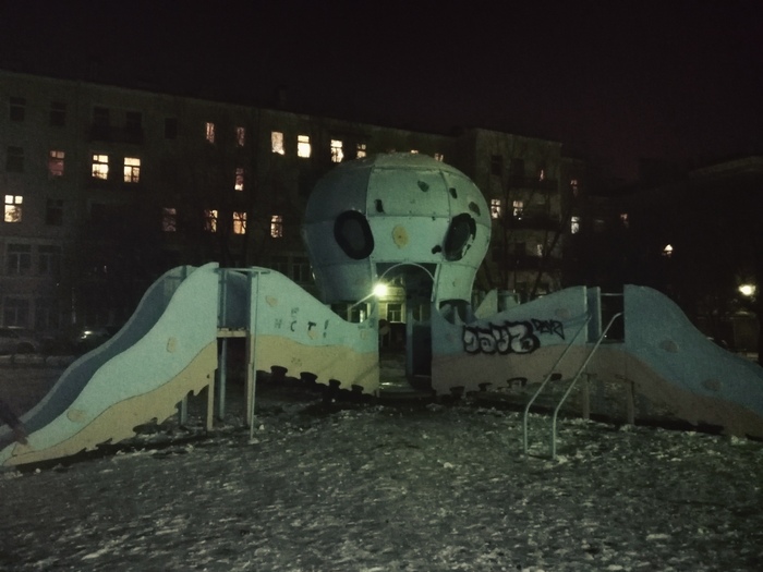 Выйди во двор погуляй, чего дома сидишь?