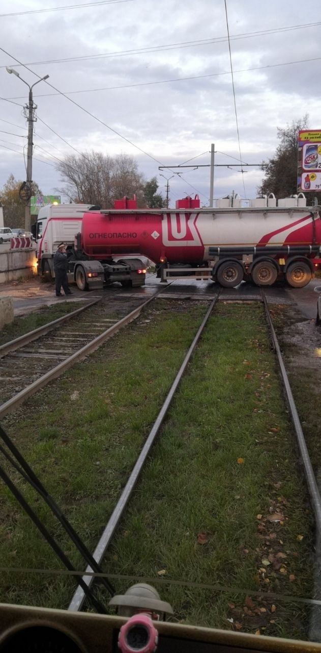 Passage of stupidity. - My, Tram rails, Bravery and stupidity, Road, Traffic rules, Longpost