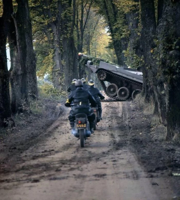 You're driving along the woods, not bothering anyone, and then suddenly... - Weapon, Tanks, Strv-103, Moto