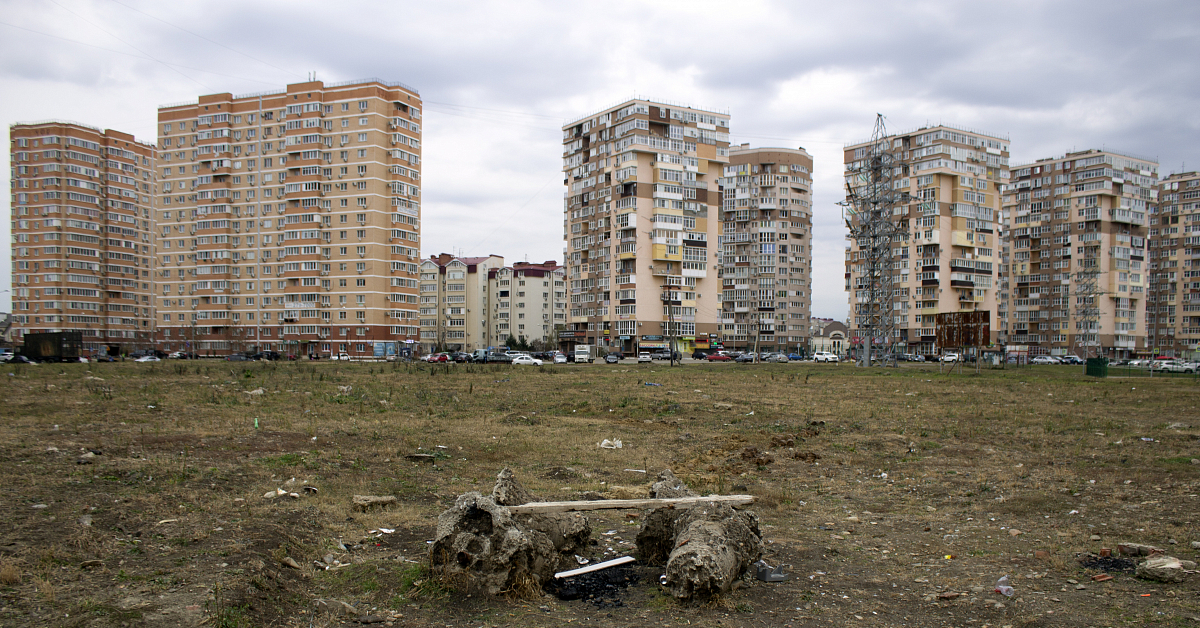 Пустырь это. Краснодар Фестивальный микрорайон храм. Пустыри в Краснодаре. Пустырь в городе. Русские пустыри.