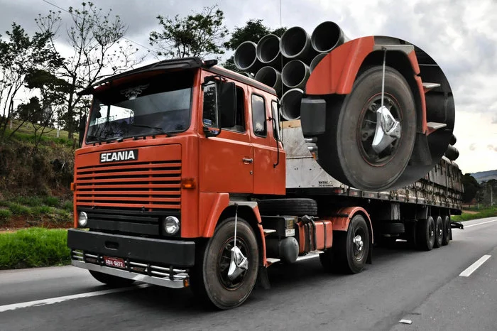 What kind of devices are often seen on the wheels of trucks in Brazil? - My, Truck, Swap, Brazil, Longpost