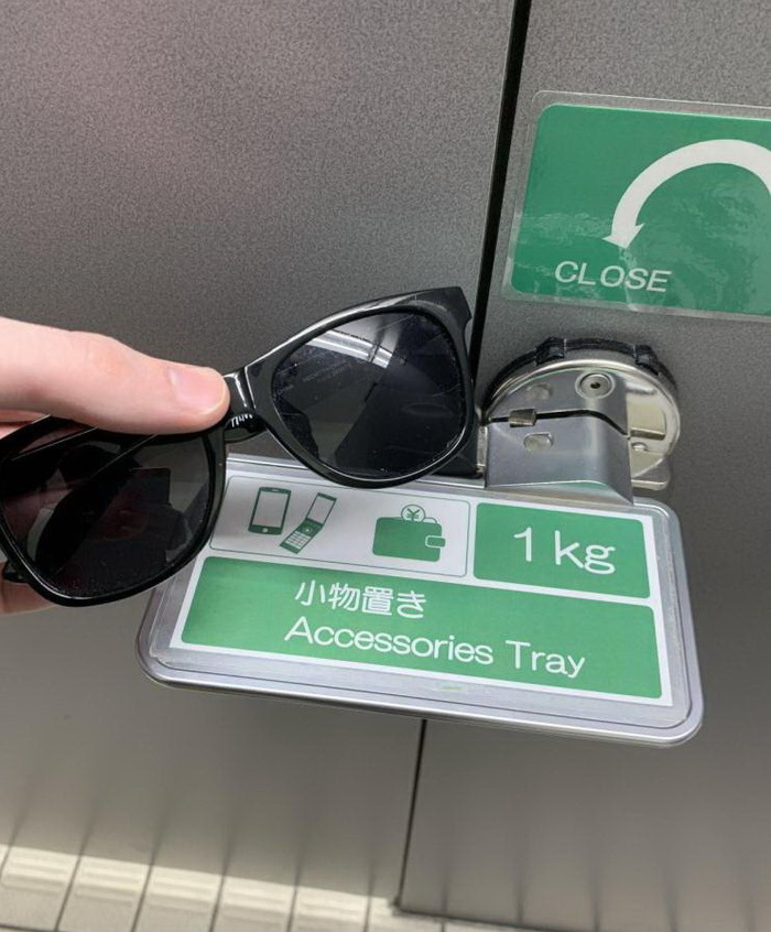 В закрытом положении защелка в кабинке туалета служит подставкой для мелочевки, которую уже не забудешь, уходя