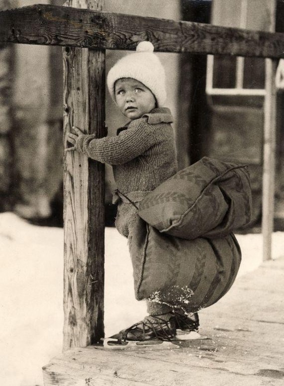 All the pain in the world is in these eyes - Historical photo, Pain, Harold hiding pain, Skates, Pillow