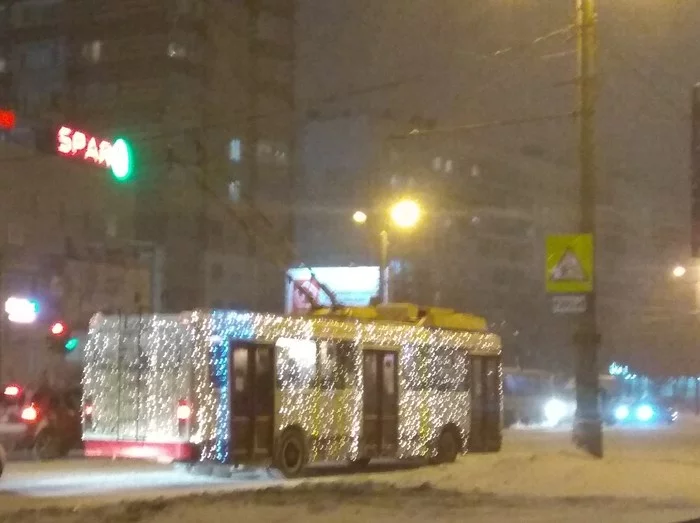 New Year's trolleybus - My, Trolleybus, New Year, Chelyabinsk, Garland