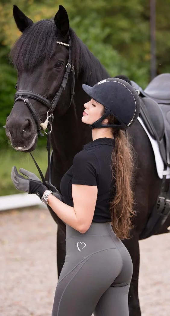 Thoroughbred horse - Horses, Girls, Horseback riding, Booty, The photo