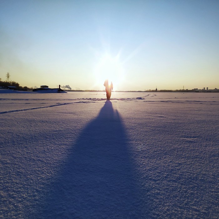 Зимняя Кама, человек и солнце