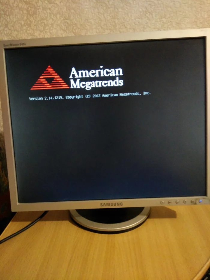 PC freezes at American Megatrends screensaver - American megatrends, Computer