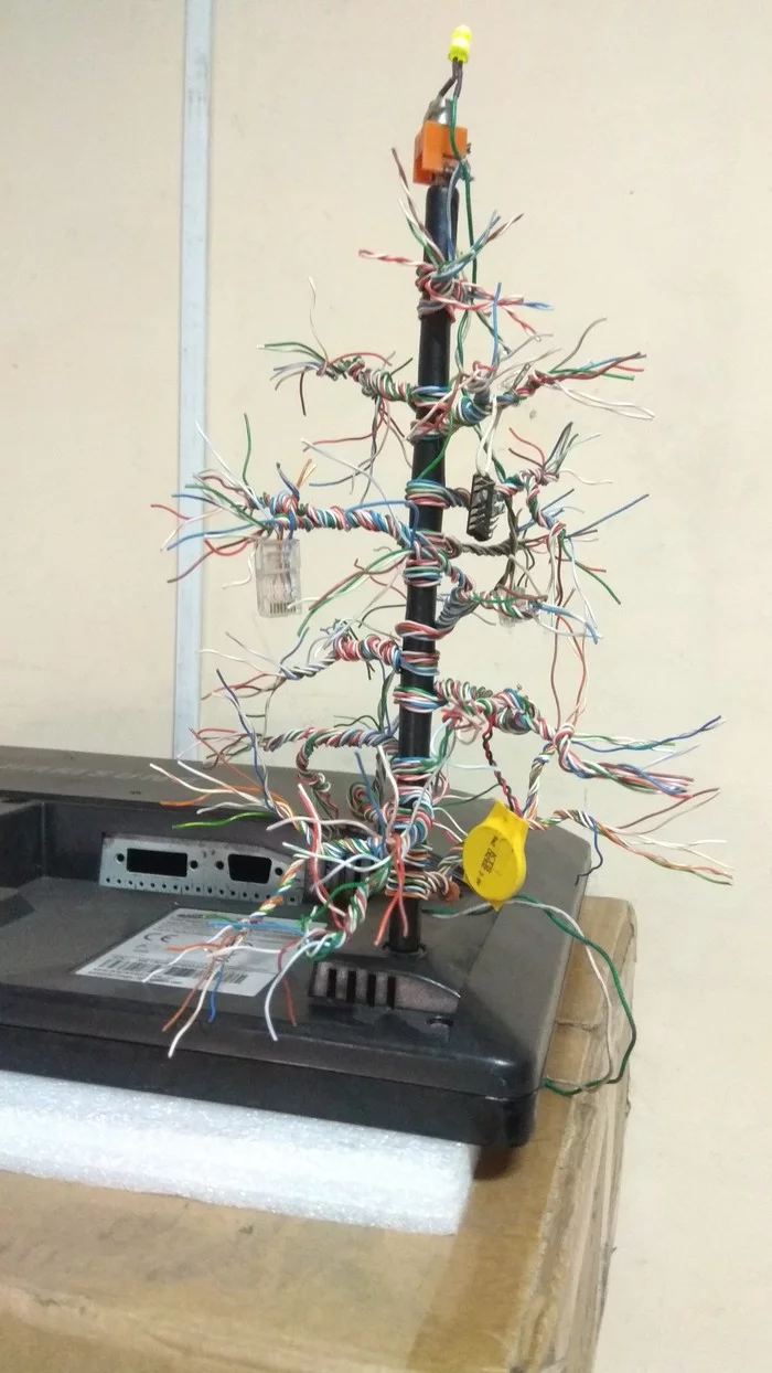 Christmas tree in computer service - My, New Year, Christmas tree, Service center, Twisted pair