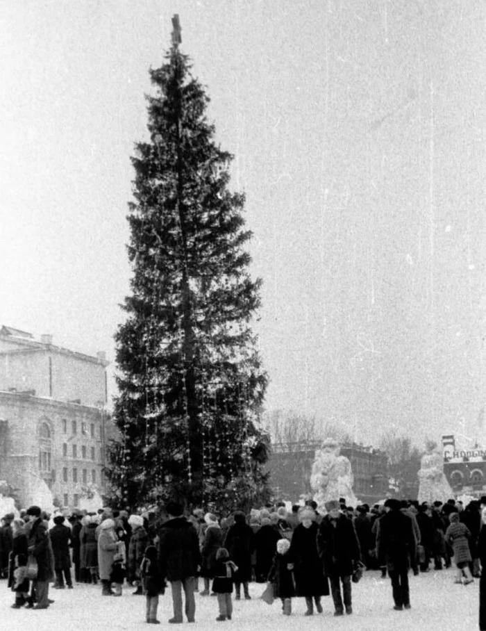 Christmas tree on Revolution Square (now Theater Square) 1985. Saratov - Christmas tree, 1985, Revolution Square, Theatre Square, Saratov, Nostalgia, the USSR, Retro