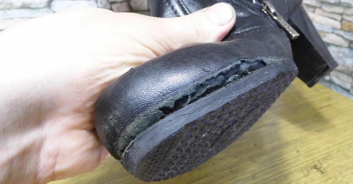 При длительном использовании подошва обуви изнашивается впр. Отклеенная подошва. Сапог с оторванной подошвой. Ботинок с отклеенной подошвой. Подошва старого ботинка.