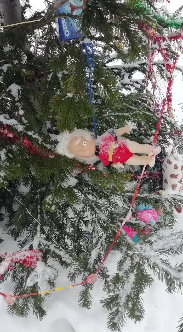 Chucky's bride at the New Year tree in the yard - Christmas tree, Bride of Chucky