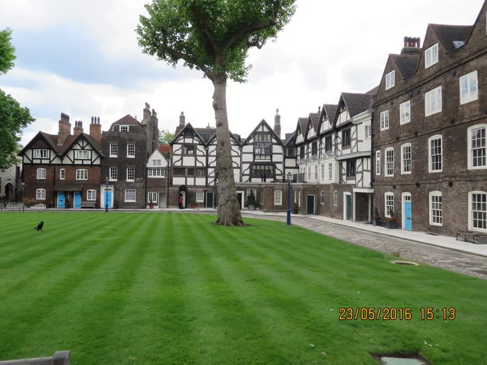 Green Lawn with a bloody history - My, Tower, London, Middle Ages, Execution, Queen, Longpost