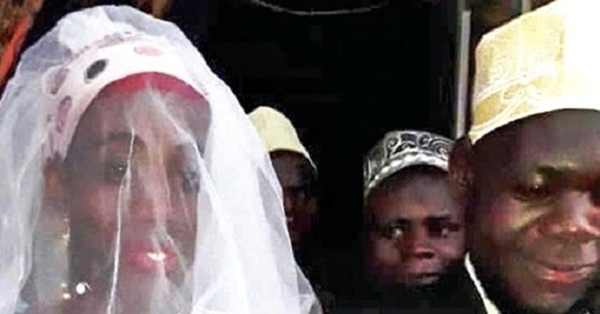Мужчина женился на сиамских. Свадьба в Уганде. Священник на свадьбе. Священник у мусульман.