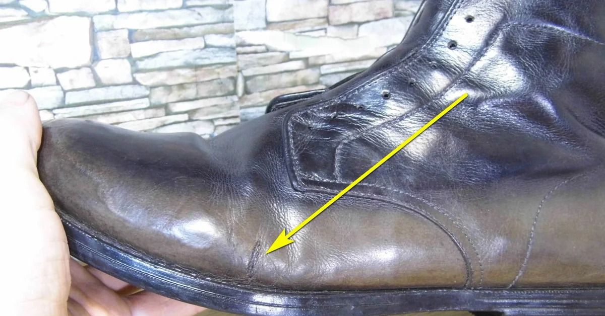 Трещина в обуви